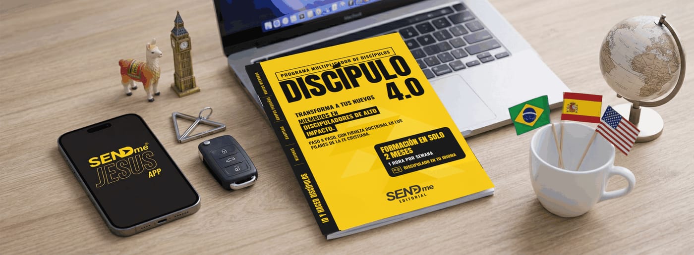 Mesa con laptop, el libro amarillo Discípulo 4.0, un celular con la app SENDme Jesus, un globo y las banderas de Brasil, España y Estados Unidos.